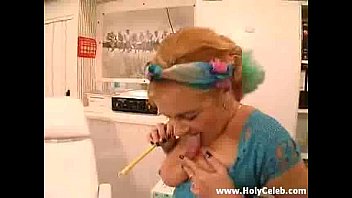 彼女の猫を掃除する